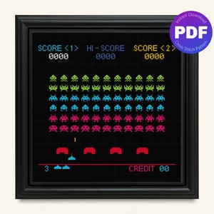 Pode incluir: Um padrão de ponto cruz preto e branco de um jogo de arcade clássico. O padrão apresenta uma nave espacial, alienígenas e o texto "SCORE <1> HI-SCORE SCORE <2> 0000 0000 0000 CREDIT 00".