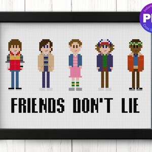 Può includere: Schema di punto croce con i personaggi dello show Stranger Things. I personaggi sono Dustin, Mike, Eleven, Lucas e Will. Il testo "Friends Don't Lie" è sotto i personaggi.