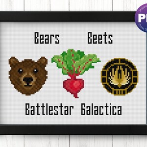 Puede incluir: Patrón de punto de cruz enmarcado en negro, con un oso pardo, una remolacha roja con hojas verdes y un emblema dorado y negro. El texto dice "Bears, Beets, Battlestar Galactica". Incluye descarga de patrón PDF.