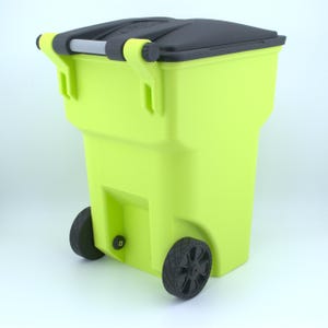 K&ouml;nnte beinhalten: Ein limettengr&uuml;ner M&uuml;llcontainer mit einem dunkelgrauen Deckel und R&auml;dern. Der Container hat einen Griff f&uuml;r den einfachen Transport und einen kleinen Ablaufstopfen. Die R&auml;der sind schwarz und haben ein strukturiertes Design.
