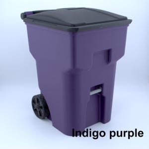 K&ouml;nnte beinhalten: Ein rollender M&uuml;lleimer in Indigolila mit einem schwarzen Deckel. Der Eimer hat zwei R&auml;der und einen Griff f&uuml;r den einfachen Transport. Der Text "Indigo purple" ist auf der Vorderseite aufgedruckt.