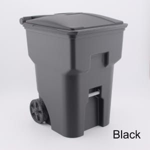 K&ouml;nnte beinhalten: Eine schwarze M&uuml;lltonne mit R&auml;dern und einem Klappdeckel. Die Tonne hat zwei R&auml;der und einen Griff f&uuml;r den einfachen Transport. Das Wort "Black" ist unten rechts aufgedruckt.