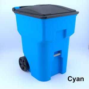 K&ouml;nnte beinhalten: Ein cyanfarbener M&uuml;lleimer mit schwarzem Deckel und R&auml;dern. Der rollbare M&uuml;lleimer hat eine rechteckige Form mit einem Griff und ist f&uuml;r den Au&szlig;enbereich konzipiert. Das Wort "Cyan" ist unten rechts aufgedruckt.