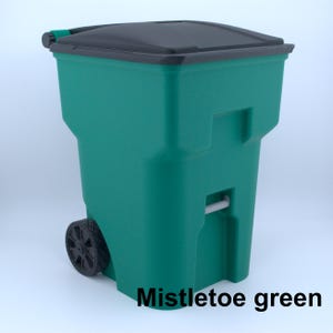 K&ouml;nnte beinhalten: Ein gr&uuml;ner Mistel-farbener M&uuml;lleimer mit schwarzem Deckel und einem einzelnen Rad. Der Eimer hat einen Griff und einen Riegel. Der Text "Mistletoe green" ist unten aufgedruckt.