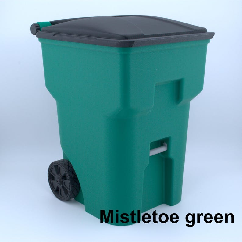 K&ouml;nnte beinhalten: Ein gr&uuml;ner Mistel-farbener M&uuml;lleimer mit schwarzem Deckel und einem einzelnen Rad. Der Eimer hat einen Griff und einen Riegel. Der Text "Mistletoe green" ist unten aufgedruckt.