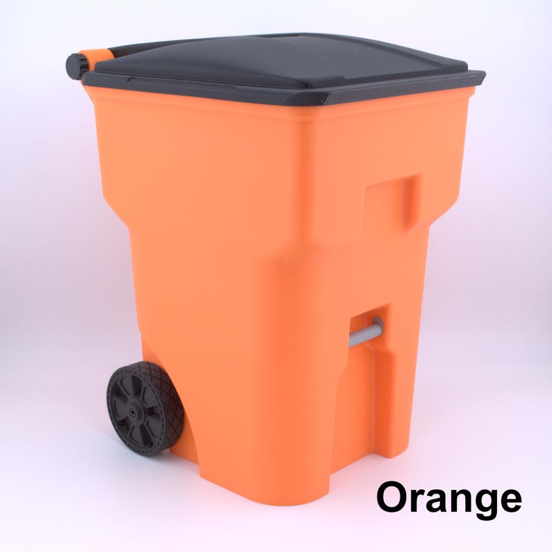 K&ouml;nnte beinhalten: Eine orangefarbene M&uuml;lltonne mit R&auml;dern und einem schwarzen Deckel. Die Tonne hat einen Griff und ein Rad f&uuml;r den einfachen Transport. Das Wort "Orange" ist unten im Bild aufgedruckt.