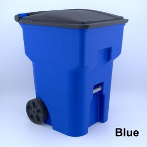 K&ouml;nnte beinhalten: Eine blaue M&uuml;lltonne mit R&auml;dern und einem schwarzen Deckel. Die Tonne hat eine rechteckige Form mit einem Griff und einem Rad auf einer Seite. Das Wort "Blue" ist unten rechts in Wei&szlig; gedruckt.