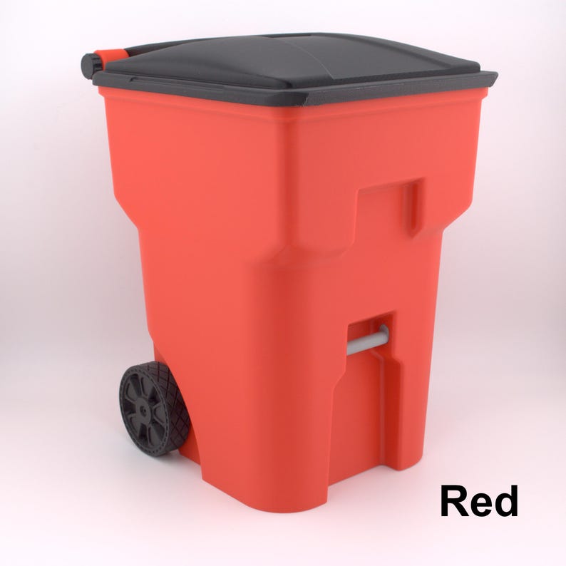 K&ouml;nnte beinhalten: Ein roter Kunststoffm&uuml;lleimer mit schwarzem Deckel. Der Eimer hat eine rechteckige Form, einen Griff und ein Rad auf einer Seite. Das Wort "Red" ist unten rechts aufgedruckt.