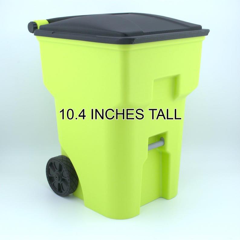 K&ouml;nnte beinhalten: Ein limettengr&uuml;ner Rollcontainer mit schwarzem Deckel und Griff. Der Beh&auml;lter ist 26,4 cm hoch. Der Container hat ein Rad an der Seite f&uuml;r den einfachen Transport. Der Text "10.4 INCHES TALL" ist auf der Vorderseite aufgedruckt.