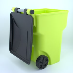 K&ouml;nnte beinhalten: Ein limettengr&uuml;ner M&uuml;llwagen mit schwarzem Deckel und schwarzem Rad. Der Griff ist grau mit gelben Akzenten. Der Deckel ist ge&ouml;ffnet und gibt den Blick ins Innere des Beh&auml;lters frei.