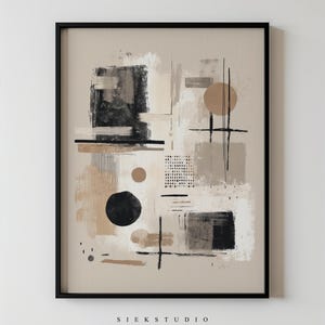 Op de afbeelding: Abstracte kunstprint in een zwarte lijst. Het kunstwerk heeft een beige achtergrond met zwarte, bruine en witte geometrische vormen. De tekst "SIEK STUDIO" staat onderaan.
