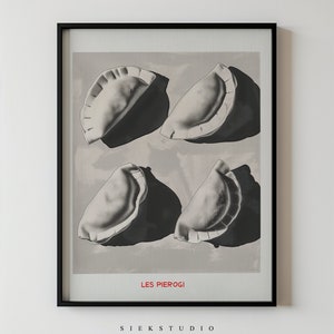 Puede incluir: Una ilustración en blanco y negro de cuatro pierogis sobre un fondo gris claro. El texto "LES PIEROGI" está impreso en rojo debajo de los pierogis. El texto "SIEKSTUDIO" está impreso en negro debajo del texto "LES PIEROGI".