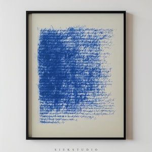Puede incluir: Una impresión de arte abstracto enmarcada con un esquema de color azul y blanco. La impresión presenta un diseño abstracto azul que se asemeja a un texto escrito a mano.