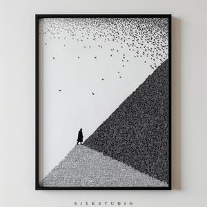 Peut inclure: Impression artistique encadrée en noir et blanc. Elle représente une silhouette marchant sur une pente texturée, avec des oiseaux en vol. L'œuvre minimaliste porte le texte "SIEK STUDIO" en bas.