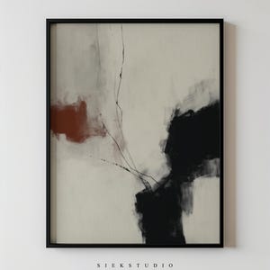 Op de afbeelding: Abstracte kunstprint in een zwarte lijst. Het kunstwerk heeft een crèmekleurige achtergrond met gedurfde zwarte en roestkleurige penseelstreken en dunne zwarte lijnen. De tekst "SIEK STUDIO" staat onderaan afgedrukt.