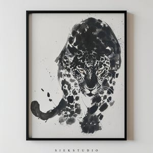 以下が含まれることがあります： 黒と白のインクで描かれた、観る人に近づいてくるヒョウのイラスト。ヒョウの毛皮は黒い斑点で詳細に描かれており、背景は白です。