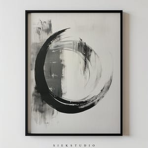 Può includere: Dipinto astratto in bianco e nero con un grande cerchio al centro. Il cerchio è composto da spessi tratti di pennello neri su uno sfondo grigio. Il dipinto è incorniciato in una cornice nera.