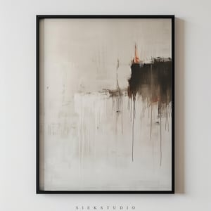 Op de afbeelding: Abstracte kunstafdruk in een zwarte lijst. Het kunstwerk heeft een neutraal kleurenpalet met beige, bruin en wit. Verticale druppels en penseelstreken creëren een textuureffect. De tekst "SIEKSTUDIO" staat onderaan.