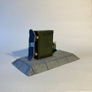 BROADBAND BUMP - Realistic Fingerboard Street Obstacle in Cast Concrete & Metal