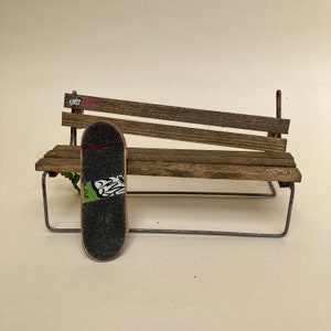 BBQ BENCH - Realistisches Fingerboard Straßenhindernis aus recyceltem Stahl & Holz