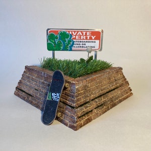 BRICK BANKS - Realistic Fingerboard Obstacle in Painted Recycled Wood & Metal