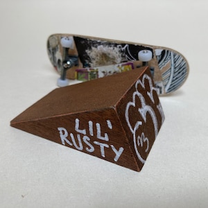 LIL&#39; RUSTY - Realistic Fingerboard Street Obstacle in Stained Sapele Wood