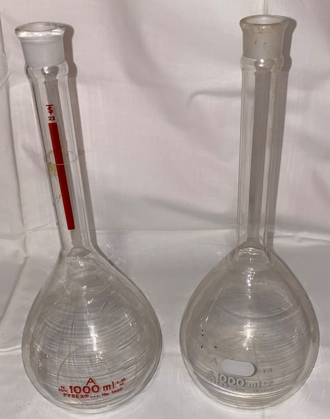 Lot of 2 Pyrex 1000 Ml Model 5640 and 5660 TC 20 Deg Glassware Lab
