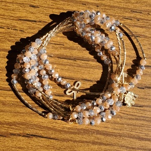 Artisan semanario 7pc bracelet. Gold plated, Cristal beads and lucky charms.
