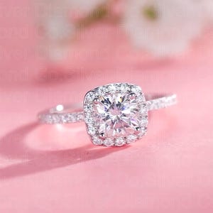 Anillo de compromiso de plata de ley con moissanita de 1 quilate talla cojín y halo