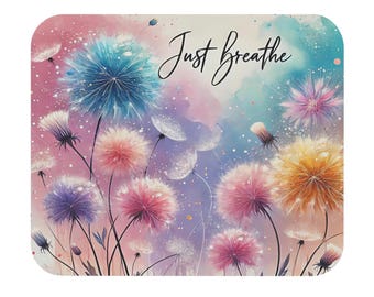 Peut inclure: Un objet décoratif carré avec un motif aquarelle de pissenlits roses, bleus, violets et jaunes sur un fond pastel. Les mots "Just Breathe" sont écrits en cursive.