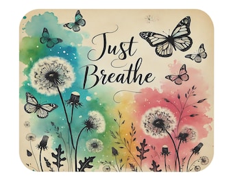 Peut inclure: Sous-verre carré avec un motif aquarelle représentant des pissenlits, des papillons et les mots "Just Breathe". Le fond présente un dégradé arc-en-ciel de bleu, vert, jaune, rose et violet.