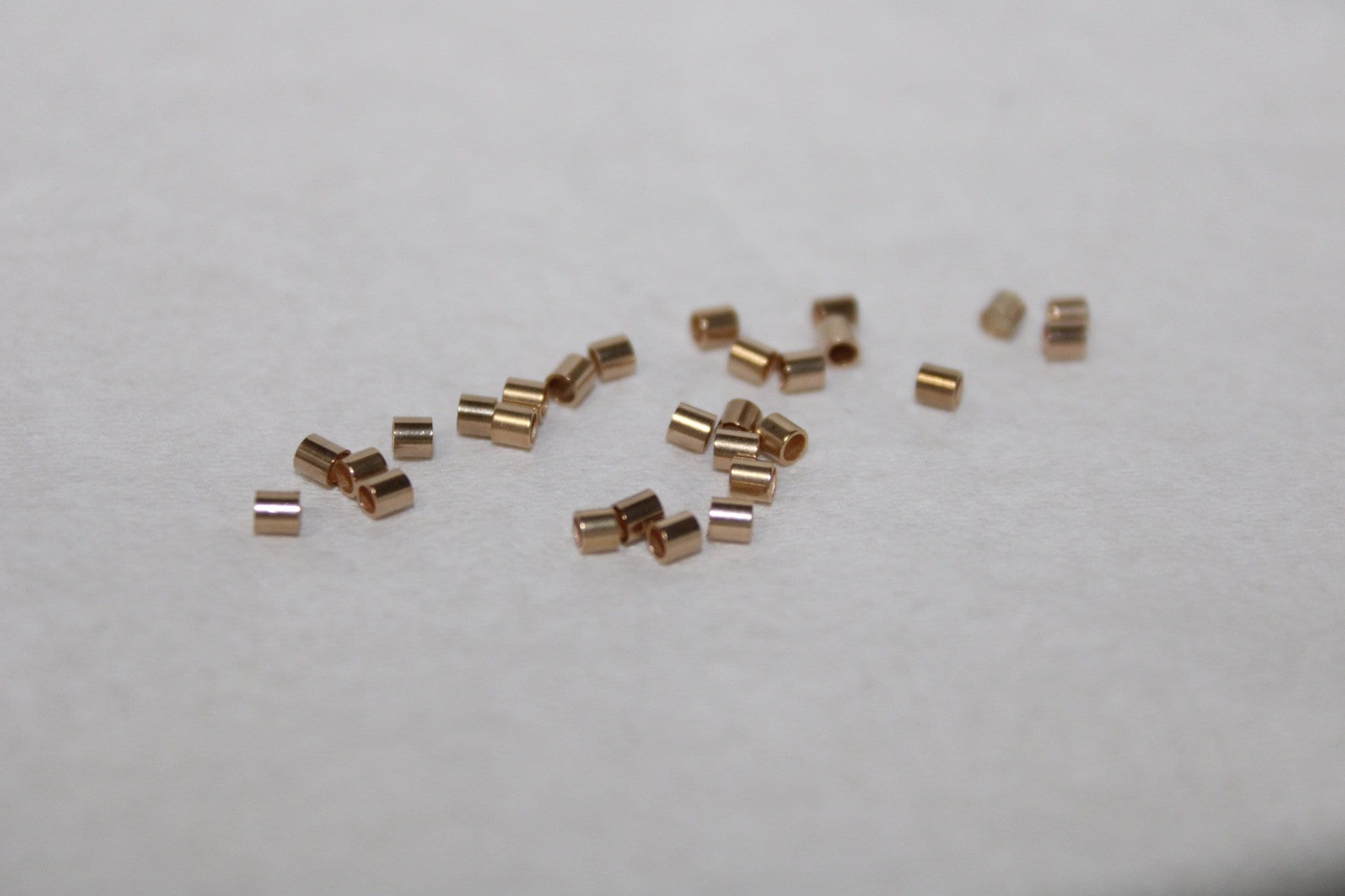 Massief 14 kt geelgouden knijpkralen van 2 x 2 mm. Echte 14K massief gouden knijpbuiskralen.