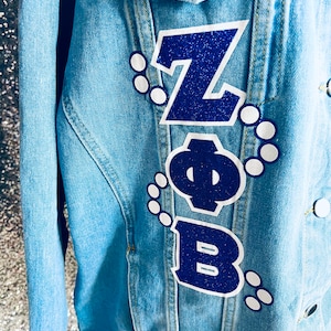 Chaqueta vaquera Zeta Phi Beta con purpurina y perlas (personalización opcional)