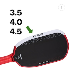 以下が含まれることがあります： 黒と赤の面、白いエッジ、赤いハンドルが付いた、ピックルボールパドルのクローズアップ。 パドルには「JOOLA」と「4.5」の文字がプリントされています。 画像には3.5、4.0、4.5の数字も表示されています。