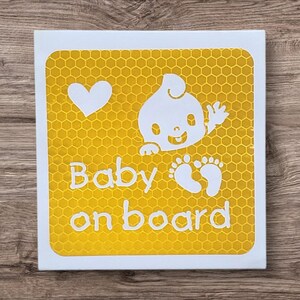 2 wysoce odblaskowe naklejki Baby on board - Bądź bezpieczniejszy w dzień i w nocy. Laminowane wodoodporne, znak bezpieczeństwa na samochód, Happy baby - pomarańczowo-żółty