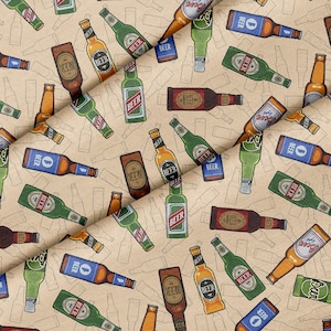 Peut inclure: Un tissu beige avec un motif répété de bouteilles et de canettes de bière de différentes couleurs. Les bouteilles sont marron, vertes et ambrées, avec des étiquettes indiquant "Bière". Les canettes sont bleues et blanches. Le thème général est décontracté et amusant.