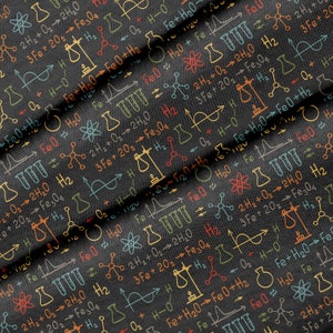 Peut inclure: Tissu noir avec un motif répété d'illustrations scientifiques dessinées à la main et de formules chimiques colorées. Les illustrations comprennent des béchers, des tubes à essai, des atomes et des graphiques. Les formules comprennent 2H2 + O2 → 2H2O, 3Fe + 2O2 → Fe3O4 et FeO + H2O → Fe + H2.