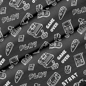 Może przedstawiać: Czarna tkanina z białym wzorem doodle z konsol do gier retro, kontrolerów i tekstu z napisem "PLAY", "GAME OVER" i "START". Wzór jest powtarzany na całej powierzchni.