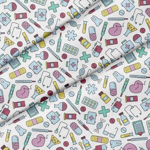 Peut inclure: Tissu blanc avec un motif répété d'icônes médicales de différentes couleurs. Le motif comprend des stéthoscopes, des pilules, des seringues, des pansements et des trousses de premiers secours. Autres icônes : cœurs, dents et brins d'ADN.
