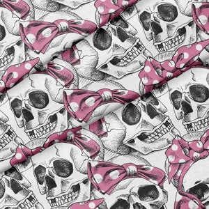 Könnte beinhalten: Weißer Stoff mit einem sich wiederholenden Muster aus detaillierten Totenkopf-Illustrationen und rosa Schleifen mit weißen Punkten. Die Totenköpfe sind in Schwarz und Weiß gezeichnet, was ein kontrastreiches Design ergibt. Die Schleifen setzen einen verspielten Kontrast zum Gothic-Thema.