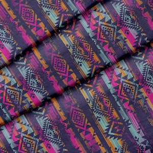 Peut inclure: Un tissu avec un motif géométrique répété dans des tons de rose, orange, turquoise et bleu sur un fond violet foncé.