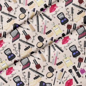 Peut inclure: Un tissu beige avec un motif répété de produits de maquillage et de beauté. Le motif comprend du rouge à lèvres, des palettes d'ombres à paupières, du mascara, du fond de teint, des flacons de parfum et des pinceaux de maquillage. Le texte "Cosmetics" et "Perfumery" est répété dans tout le motif.