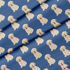 Peut inclure: Un tissu bleu avec un motif répété de chiens golden retriever blancs. Les chiens sont tous tournés vers l'avant, la langue tirée.