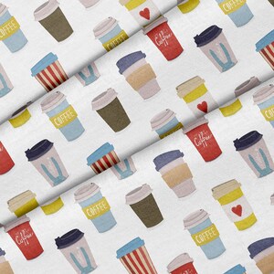 Pode incluir: Um tecido branco com um padrão repetido de xícaras de café coloridas. As xícaras são de vários estilos e cores, incluindo vermelho, azul, verde, amarelo e marrom. Algumas xícaras têm a palavra "Coffee" escrita nelas.