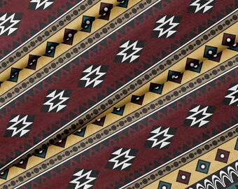 Könnte beinhalten: Nahaufnahme eines gemusterten Stoffes mit einem sich wiederholenden geometrischen Design. Das Muster zeigt diagonale Streifen in Burgunder, Gold und Weiß mit Akzenten in Türkis und Schwarz. Das Design umfasst stilisierte Pfeilformen und gepunktete Linien.