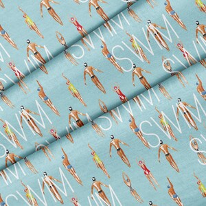 Può includere: Un tessuto blu con un motivo ripetitivo di nuotatori e la parola "swim" in bianco. I nuotatori sono in varie pose e indossano costumi da bagno di diversi colori.