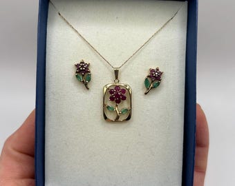 Vintage Floral Synthetic Rubyand Emerald Set – 14k Gold Pendant with 10k Chain & Matching Earrings