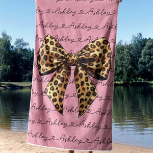 Aangepaste strandhanddoek luipaard coquette, gepersonaliseerde handdoek bruidsnaam, zacht en absorberend, handdoek zomerbad, reizen, vakantie essentieel