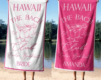 Puede incluir: Dos toallas de playa rosas con el texto "Hawaii The Bach 2025 Club" y las palabras "Bride" y "Amanda".