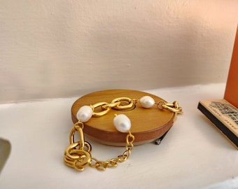 チャンキーな18Kゴールドと淡水パールのブレスレット